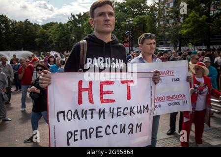 Moscou, Russie. 24 juillet 2021 UN membre du parti communiste et candidat à la Douma d'Etat Pavel Ivanov (au centre) tient une affiche "pas de répressions politiques" lors d'une manifestation anti-vaccination dans le centre de Moscou, en Russie Banque D'Images