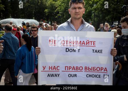 Moscou, Russie. 24 juillet 2021, UN manifestant tient une affiche de l'opposition sur « ne pas emporter notre choix » lors d'une manifestation anti-vaccination dans le centre de Moscou, en Russie Banque D'Images