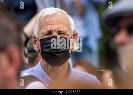 Moscou, Russie. 24 juillet 2021 UN homme portant un masque prend part à une manifestation anti-vaccination dans le centre de Moscou, en Russie Banque D'Images