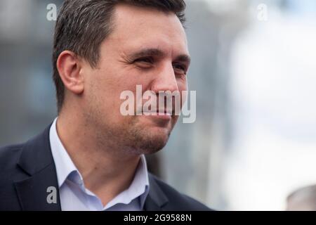 Moscou, Russie. 24 juillet 2021, un homme politique, membre du parti communiste russe Nikolay Bondarenko, parle aux participants du rassemblement communiste et d'une protestation contre la vaccination dans le centre de Moscou, en Russie Banque D'Images