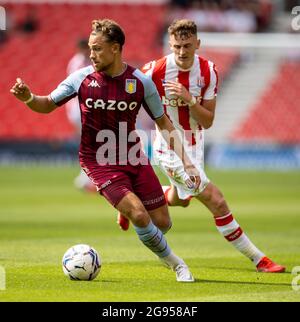 24 juillet 2021 ; Stade Bet365, Stoke, Staffordshire, Angleterre ; Football pré-saison, Stoke City versus Aston Villa ; Matty Cash of Aston Villa a l'air de passer le ballon Banque D'Images