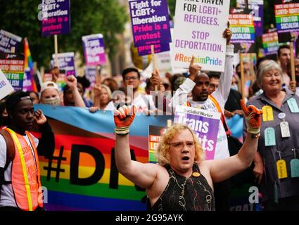 Les gens de Parliament Square prennent part à une marche de récupération de la fierté à Hyde Park, Londres. Les manifestants appellent le Premier ministre Boris Johnson à « bloquer les droits des LGBTI+ ». Date de la photo: Samedi 24 juillet 2021. Banque D'Images