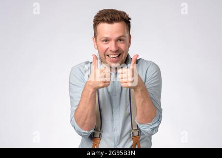 Bon homme qui donne le pouce vers le haut affiche approuvant le choix. Banque D'Images