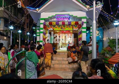 HOWRAH,BENGALE-OCCIDENTAL,INDE -15 avril 2018 : des dévotés hindous bengalis adorant Lord Shiva dans son temple pour ses bénédictions à la veille du nouveau vous bengali Banque D'Images