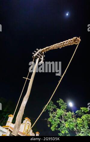 Le bois Saint est érigé la nuit de la pleine lune pendant le Gajan et le festival Charak Puja-Hindou.Lord Shiva, Neel et Dharmathakur sont adorée la nuit Banque D'Images