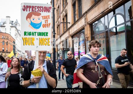 Manchester, Royaume-Uni. 24 juillet 2021. Un homme portant un écriteau rejoint les manifestants contre les blocages. Les gens défilent à travers Piccadilly pour une manifestation mondiale de Rally for Freedom. Credit: Andy Barton/Alay Live News Banque D'Images