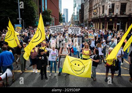 Manchester, Royaume-Uni. 24 juillet 2021. Des centaines de manifestants contre les écluses descendent dans la ville. Les gens défilent à travers Piccadilly pour une manifestation mondiale de Rally for Freedom. Credit: Andy Barton/Alay Live News Banque D'Images