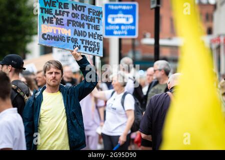 Manchester, Royaume-Uni. 24 juillet 2021. Un homme portant un écriteau rejoint les manifestants contre les blocages. Les gens défilent à travers Piccadilly pour une manifestation mondiale de Rally for Freedom. Credit: Andy Barton/Alay Live News Banque D'Images