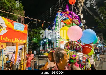 Howrah, Bengale-Occidental, Inde - 14th avril 2019 : des ballons colorés sont vendus devant le temple du temple de Lord Shiva à la veille du nouvel an. Banque D'Images