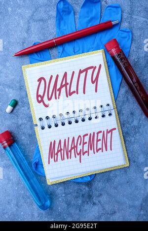 Gestion conceptuelle de la qualité d'affichage. Mot pour superviser et maintenir un niveau d'excellence souhaité rédaction des tests de laboratoire de médecine de prescription Banque D'Images