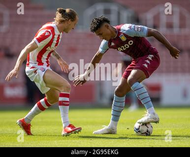 24 juillet 2021 ; Stade Bet365, Stoke, Staffordshire, Angleterre ; Pré saison de football, Stoke City versus Aston Villa; Ollie Watkins de Aston Villa sous pression Banque D'Images