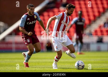 24 juillet 2021 ; Stade Bet365, Stoke, Staffordshire, Angleterre ; Football pré-saison, Stoke City versus Aston Villa ; Joe Allen de Stoke City sous pression Banque D'Images