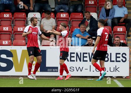 Andy Williams (à gauche) de Cheltenham Town célèbre avec ses coéquipiers après avoir terminé le premier but de son équipe lors du match amical d'avant-saison au stade Jonny-Rocks, Cheltenham. Date de la photo: Samedi 24 juillet 2021. Banque D'Images