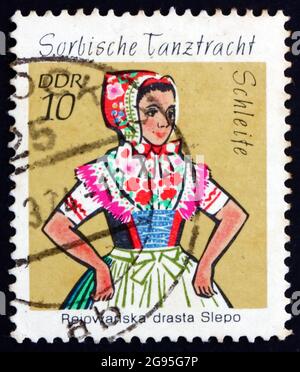 RDA - VERS 1971 : un timbre imprimé en RDA montre le Costume de danse sorabe, Schleife, vers 1971 Banque D'Images