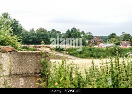 Finmere Bridge, Buckinghamshire, Royaume-Uni 24 juillet 2021. ROADWORKS la route principale reliant l'A4421 Bicester (Oxfordshire) à Buckingham est fermée ce week-end (de 20:00 le vendredi 23 à 6:00 le lundi 26 juillet) entre Newton Purcell et le rond-point Finmere (Buckinghamshire) pour créer une route de transport et d'accès à travers le pont Finmere pour le trafic de travaux associé à HS2. Le détournement se fait par des villages qui bordent la route principale. Bridget Catterall/Alamy Live News Banque D'Images