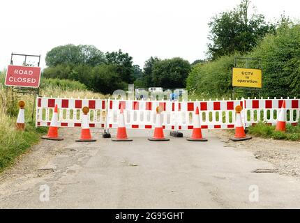 Finmere Bridge, Buckinghamshire, Royaume-Uni 24 juillet 2021. ROADWORKS la route principale reliant l'A4421 Bicester (Oxfordshire) à Buckingham est fermée ce week-end (de 20:00 le vendredi 23 à 6:00 le lundi 26 juillet) entre Newton Purcell et le rond-point Finmere (Buckinghamshire) pour créer une route de transport et d'accès à travers le pont Finmere pour le trafic de travaux associé à HS2. Le détournement se fait par des villages qui bordent la route principale. Bridget Catterall/Alamy Live News Banque D'Images