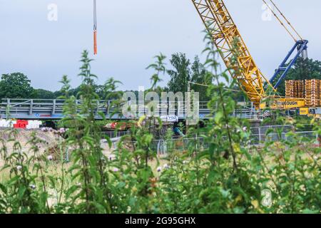 Finmere Bridge, Buckinghamshire, Royaume-Uni 24 juillet 2021. ROADWORKS la route principale reliant l'A4421 Bicester (Oxfordshire) à Buckingham est fermée ce week-end (de 20:00 le vendredi 23 à 6:00 le lundi 26 juillet) entre Newton Purcell et le rond-point Finmere (Buckinghamshire) pour créer une route de transport et d'accès à travers le pont Finmere pour le trafic de travaux associé à HS2. Le détournement se fait par des villages qui bordent la route principale. Bridget Catterall/Alamy Live News Banque D'Images