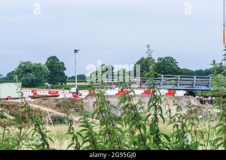 Finmere Bridge, Buckinghamshire, Royaume-Uni 24 juillet 2021. ROADWORKS la route principale reliant l'A4421 Bicester (Oxfordshire) à Buckingham est fermée ce week-end (de 20:00 le vendredi 23 à 6:00 le lundi 26 juillet) entre Newton Purcell et le rond-point Finmere (Buckinghamshire) pour créer une route de transport et d'accès à travers le pont Finmere pour le trafic de travaux associé à HS2. Le détournement se fait par des villages qui bordent la route principale. Bridget Catterall/Alamy Live News Banque D'Images