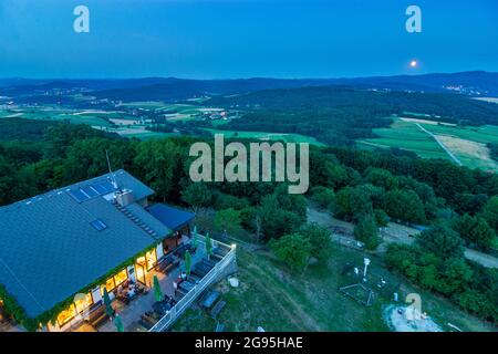 Maria-Anzbach: Restaurant 'Schutzhaus am Buchberg' sur la montagne Buchberg, s'élevant pleine lune au-dessus de Wienerwald (Bois de Vienne) à Wienerwald, Bois de Vienne, Banque D'Images