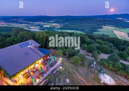 Maria-Anzbach: Restaurant 'Schutzhaus am Buchberg' sur la montagne Buchberg, s'élevant pleine lune au-dessus de Wienerwald (Bois de Vienne) à Wienerwald, Bois de Vienne, Banque D'Images