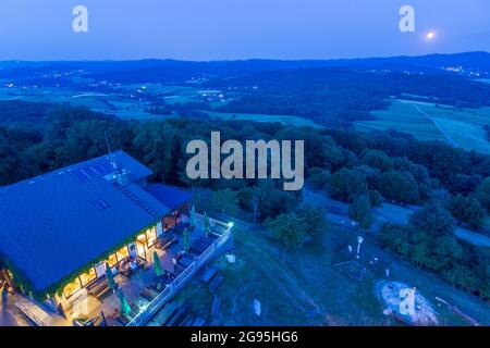 Maria-Anzbach: Restaurant 'Schutzhaus am Buchberg' sur la montagne Buchberg, s'élevant pleine lune au-dessus de Wienerwald (Bois de Vienne) à Wienerwald, Bois de Vienne, Banque D'Images