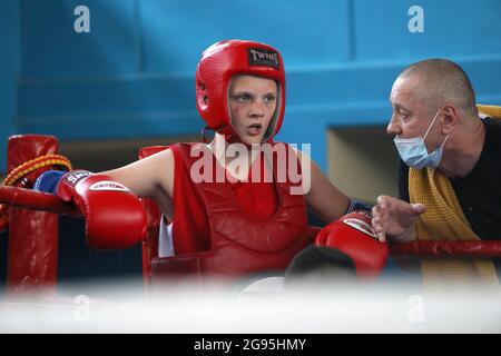 Non exclusif: ODESA, UKRAINE - 22 JUILLET 2021 - un athlète écoute l'instruction de son entraîneur pendant une pause dans le match pendant le Muay Thai CH Banque D'Images