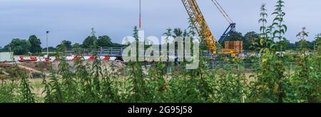 Finmere Bridge, Buckinghamshire, Royaume-Uni 24 juillet 2021. ROADWORKS la route principale reliant l'A4421 Bicester (Oxfordshire) à Buckingham est fermée ce week-end (de 20:00 le vendredi 23 à 6:00 le lundi 26 juillet) entre Newton Purcell et le rond-point Finmere (Buckinghamshire) pour créer une route de transport et d'accès à travers le pont Finmere pour le trafic de travaux associé à HS2. Le détournement se fait par des villages qui bordent la route principale. Bridget Catterall/Alamy Live News Banque D'Images