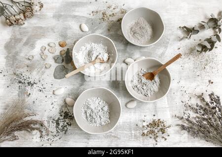 Composition de la couche plate avec la préparation d'un masque facial à partir d'argile, ingrédients naturels en cosmétologie. Banque D'Images