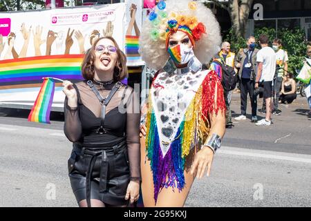 BERLIN, Allemagne. 24 juillet 2021. 24 juillet 2021, Berlin, Allemagne: Christopher Street Day est passé aujourd'hui dans les rues de Berlin. Le Christopher Street Day se tient à la mémoire du premier grand soulèvement des homosexuels contre les assauts de la police à Greenwich Village (New York, Etats-Unis) le 27 juin 1969. Les soi-disant émeutes de Stonewall ont eu lieu dans un bar appelé Stonewall Inn sur Christopher Street. En Allemagne, Christopher Street Day a été célébré pour la première fois en 1979 à Brême et à Berlin. (Image de crédit : © Grzegorz Banaszak/ZUMA Press Wire) Banque D'Images