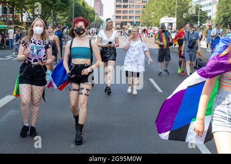 BERLIN, Allemagne. 24 juillet 2021. 24 juillet 2021, Berlin, Allemagne: Christopher Street Day est passé aujourd'hui dans les rues de Berlin. Le Christopher Street Day se tient à la mémoire du premier grand soulèvement des homosexuels contre les assauts de la police à Greenwich Village (New York, Etats-Unis) le 27 juin 1969. Les soi-disant émeutes de Stonewall ont eu lieu dans un bar appelé Stonewall Inn sur Christopher Street. En Allemagne, Christopher Street Day a été célébré pour la première fois en 1979 à Brême et à Berlin. (Image de crédit : © Grzegorz Banaszak/ZUMA Press Wire) Banque D'Images