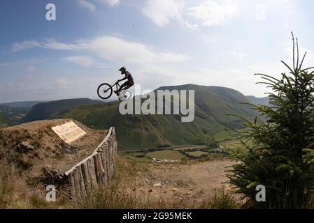 USAGE ÉDITORIAL SEUL Charlie Hatton, en Grande-Bretagne, participe à l'épreuve de VTT de descente Red Bull Hardline 2021 dans la vallée de Dyfi, au pays de Galles. Date de la photo: Samedi 24 juillet 2021. Banque D'Images