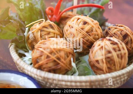 Porc frits avec nouilles chinoises ou boule de porc frits avec nouilles ou Moo Sarong avec sauce Chili douce, recettes authentiques, cui thaï classique Banque D'Images