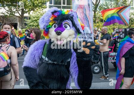 BERLIN, Allemagne. 24 juillet 2021. 24 juillet 2021, Berlin, Allemagne: Christopher Street Day est passé aujourd'hui dans les rues de Berlin. Le Christopher Street Day se tient à la mémoire du premier grand soulèvement des homosexuels contre les assauts de la police à Greenwich Village (New York, Etats-Unis) le 27 juin 1969. Les soi-disant émeutes de Stonewall ont eu lieu dans un bar appelé Stonewall Inn sur Christopher Street. En Allemagne, Christopher Street Day a été célébré pour la première fois en 1979 à Brême et à Berlin. (Image de crédit : © Grzegorz Banaszak/ZUMA Press Wire) Banque D'Images