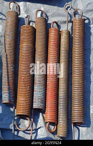 Grands ressorts en métal usagés serpentins vieux et rouillé Banque D'Images