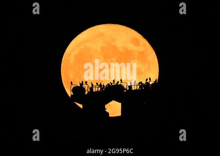 Tokyo, Japon. 24 juillet 2021. Lever de lune au-dessus de Tokyo, Japon, photo le 24 juillet 2021. Crédit : Ondrej Deml/CTK photo/Alay Live News Banque D'Images