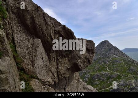 Vue sur Brily Ridge depuis Bwlch Tryfan avec le sommet de Tryfan au loin Banque D'Images