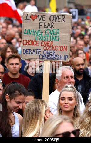 Londres, Royaume-Uni. 24 juillet 2021. Des milliers de personnes se rassemblent à Trafalgar Square pour protester contre le programme de vaccination et pour célébrer la Journée mondiale de la liberté avec des événements qui ont lieu partout dans le monde. Démonstration anti-Vaxx. Westminster. Les manifestants anti-Vaxx manifestent contre la Journée de la liberté des gouvernements et contre l'introduction de passeports pour vaccins. Crédit : Mark Thomas/Alay Live News Banque D'Images