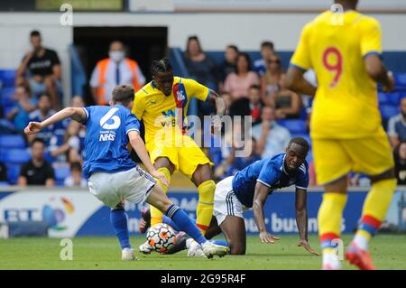 Palais de cristal Wilfried Zaha prend des photos lors du match amical d'avant-saison entre la ville d'Ipswich et le Palais de cristal à Portman Road, Ipswich, le samedi 24 juillet 2021. (Crédit : Ben Pooley | MI News & Sport) crédit : MI News & Sport /Alay Live News Banque D'Images