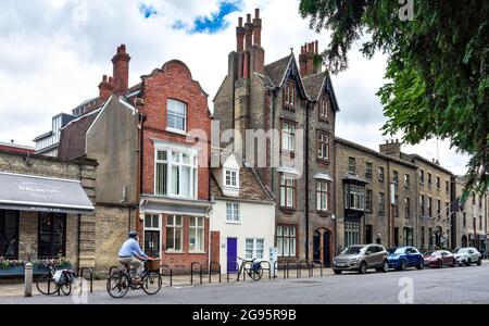 CAMBRIDGE ANGLETERRE CONTRASTE DANS L'ARCHITECTURE DE MAISON TRUMPINGTON STREET Banque D'Images