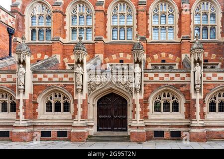 CAMBRIDGE ENGLAND TRINITY STREET FAÇADE DE L'ANCIENNE ÉCOLE DE DIVINITÉ Banque D'Images