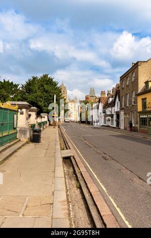 CAMBRIDGE ENGLAND TRUMPINGTON STREET LA PISTE EN EAU LIBRE DE HOBSON DEVANT L'ENTRÉE PRINCIPALE DU MUSÉE FITZWILLIAM Banque D'Images