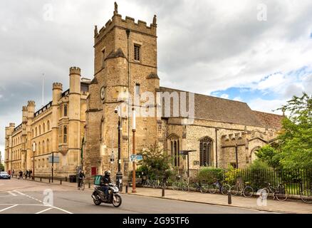 CAMBRIDGE ENGLAND TRUMPINGTON STREET ÉGLISE DE ST BOTOLPH ET COLLÈGE DE CORPUS CHRISTI Banque D'Images