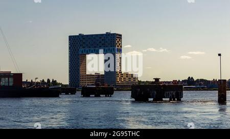 Amsterdam, pays-Bas, 17 juillet 2021 : image du paysage du bâtiment appelé de Pondsteiger situé au bord de la rivière IJ au coucher du soleil. (pondsteiger=ferr Banque D'Images