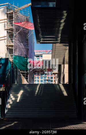 Amsterdam, pays-Bas, 17 juillet 2021 : image verticale des escaliers menant à un chantier de construction sur le NDSM-werf à Amsterdam - Nord Banque D'Images