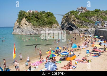 Towan Beach regorge de vacanciers d'été à Newquay, dans les Cornouailles. Banque D'Images