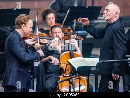 Redefin, Allemagne. 24 juillet 2021. La star du violon Daniel Hope (l) et le chef d'orchestre Christoph Eschenbach se sont spectacle avec l'Orchestre de chambre de Zurich au concert du Festival au Stud d'État. Au total, quatre concerts seront donnés dans la salle d'équitation de la ferme classique de Stud pendant le week-end. Un maximum de 1250 auditeurs sont admis. Avant le concert, il y avait le traditionnel pique-nique en plein air et un spectacle de chevaux à regarder. Credit: Jens Büttner/dpa-Zentralbild/dpa/Alay Live News Banque D'Images