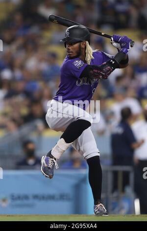 Los Angeles, Californie. 23 juillet 2021. Les Rocheuses du Colorado ont laissé des chauves-souris Raimel Tapia (15) pour les Rocheuses pendant le match entre les Rocheuses du Colorado et les Dodgers de Los Angeles au Dodger Stadium de Los Angeles, en Californie. (Photo de Peter Joneleit). Crédit : csm/Alay Live News Banque D'Images