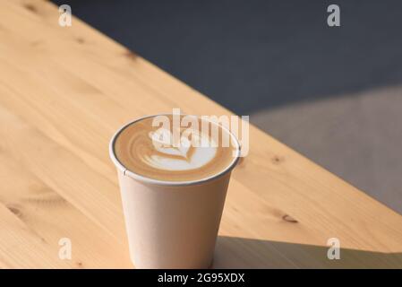 Latte dans une tasse en carton Banque D'Images