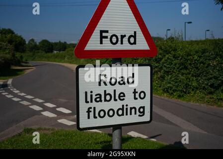 Panneau d'avertissement Ford sur la voie des renards dans West Wolow Hampshire Angleterre et avertissement d'inondation. Banque D'Images