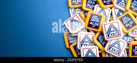 Logos des chaînes allemandes de supermarchés à prix réduit Aldi Nord (Nord - logo lumineux) et Aldi Süd (Sud - logo bleu et jaune). Les deux chaînes ont été lancées Banque D'Images